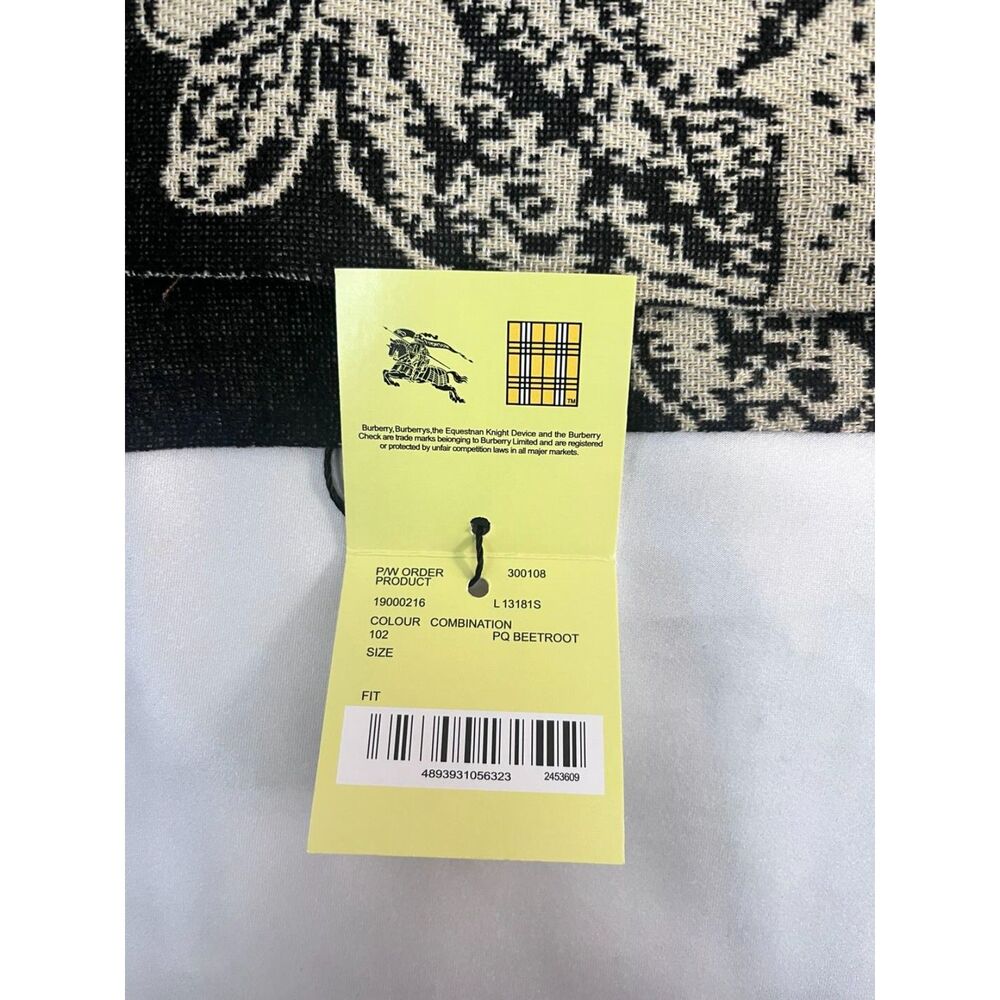 Burberry London New Scarf Shawl Stylish and Warm Autumn/Winter Collection - Picture 5 of 6
